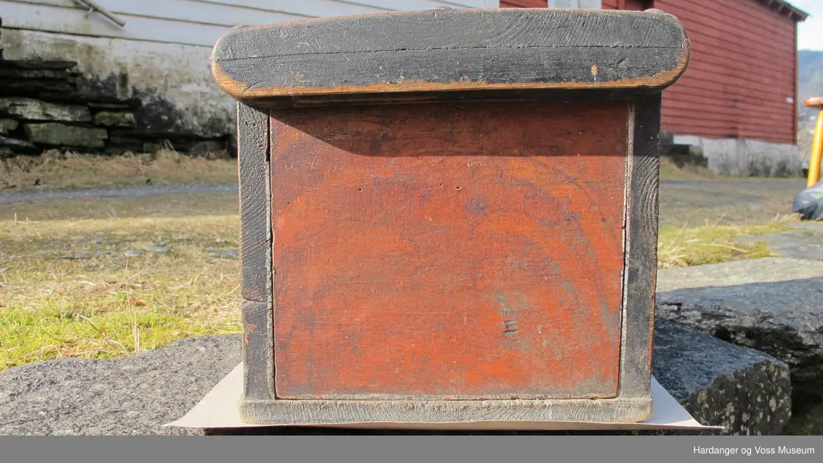 Lita kiste med dobbel botn jmf protokoll (er låst, manglar ).