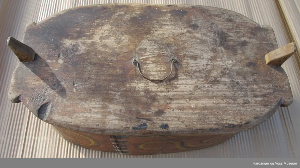 Raud, oval, sveipt og rosemalt tine med lok