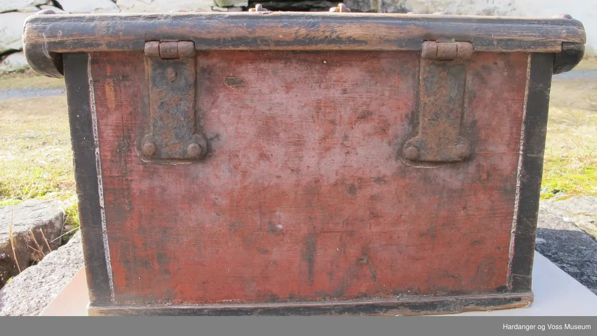 Lita kiste med dobbel botn jmf protokoll (er låst, manglar ).