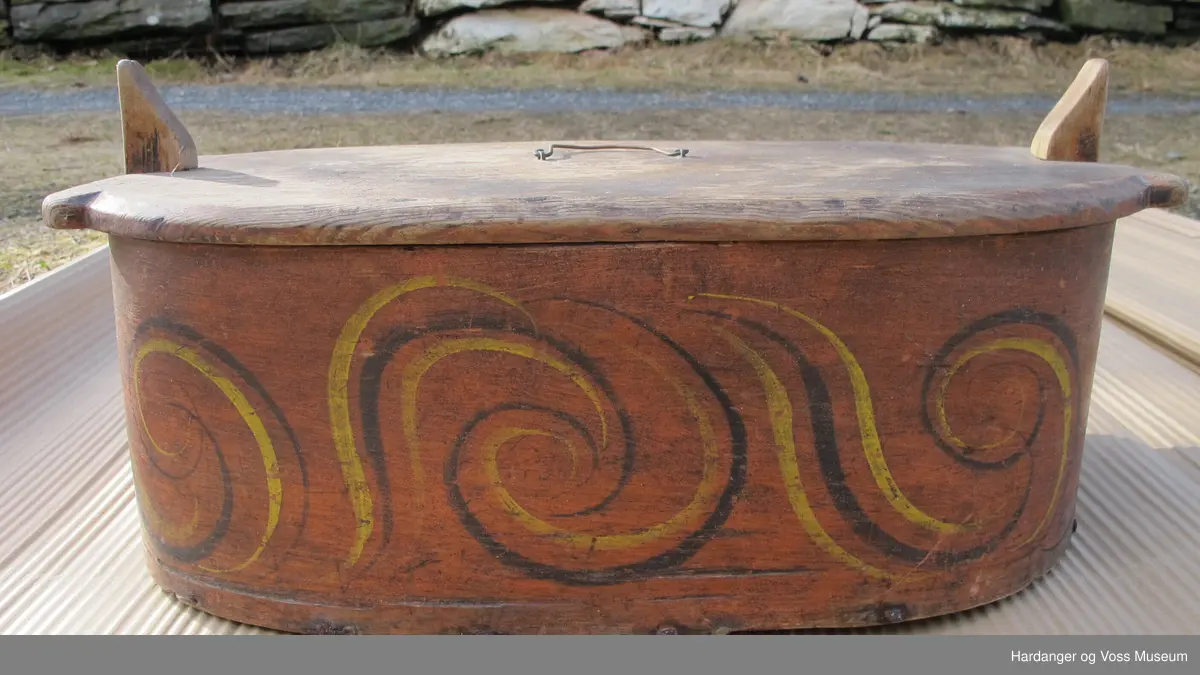 Raud, oval, sveipt og rosemalt tine med lok