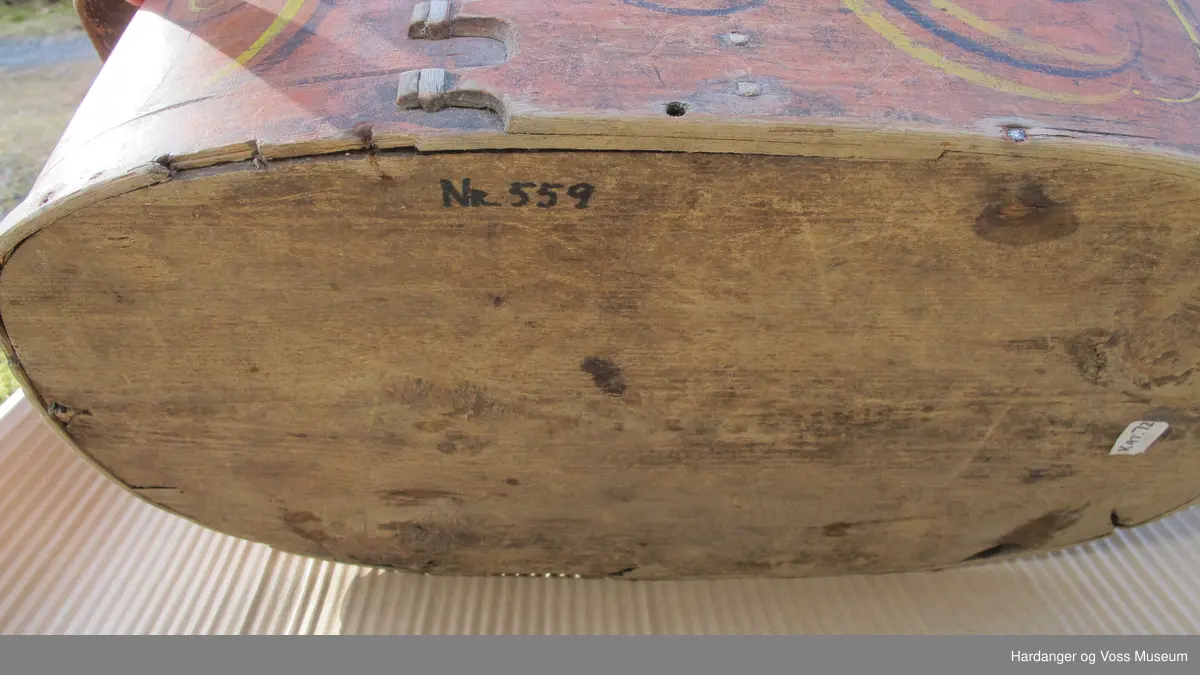 Raud, oval, sveipt og rosemalt tine med lok