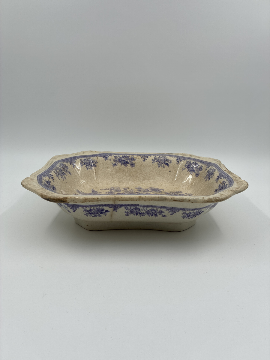 Två åttkantiga skålar av flintporslin dekorerade med mönstret "Fasan" från Gustavsberg.

Storlek: 29,5 cm x 25,5 cm x 7 cm.