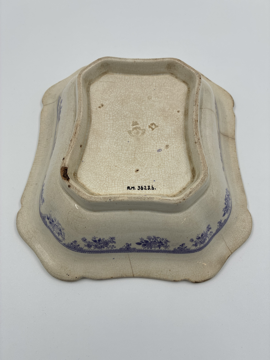 Två åttkantiga skålar av flintporslin dekorerade med mönstret "Fasan" från Gustavsberg.

Storlek: 29,5 cm x 25,5 cm x 7 cm.