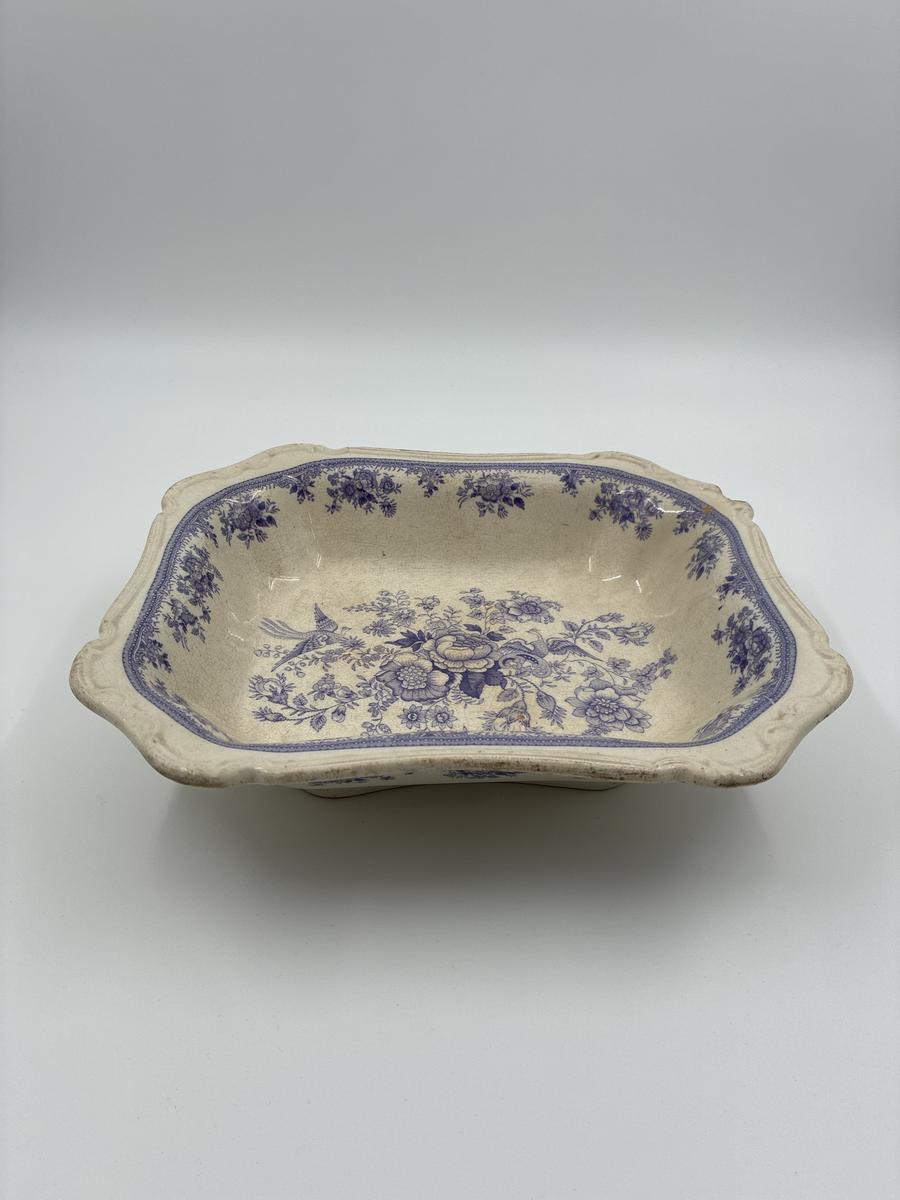 Två åttkantiga skålar av flintporslin dekorerade med mönstret "Fasan" från Gustavsberg.

Storlek: 29,5 cm x 25,5 cm x 7 cm.