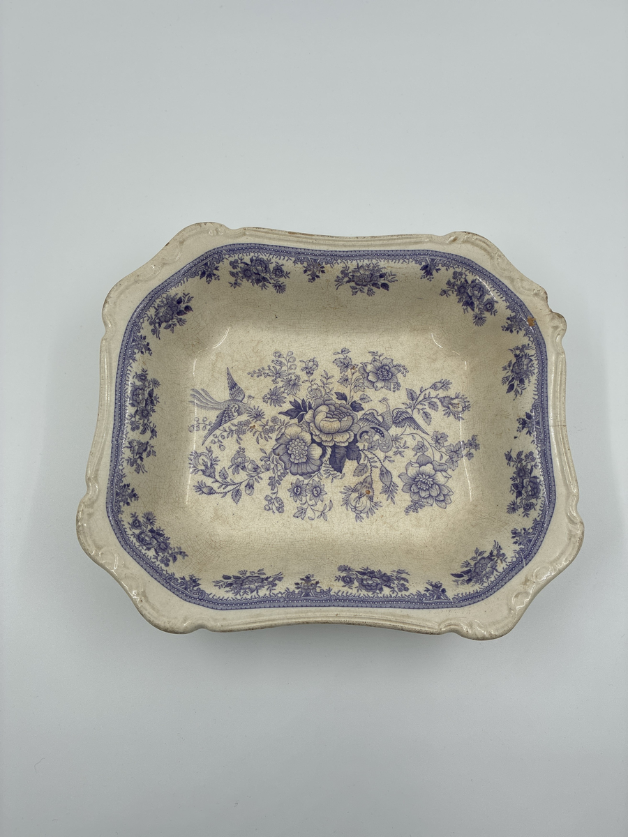 Två åttkantiga skålar av flintporslin dekorerade med mönstret "Fasan" från Gustavsberg.

Storlek: 29,5 cm x 25,5 cm x 7 cm.