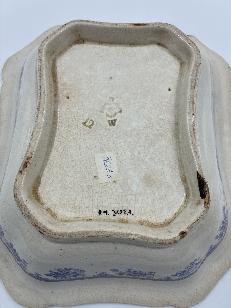 Två åttkantiga skålar av flintporslin dekorerade med mönstret "Fasan" från Gustavsberg.

Storlek: 29,5 cm x 25,5 cm x 7 cm.