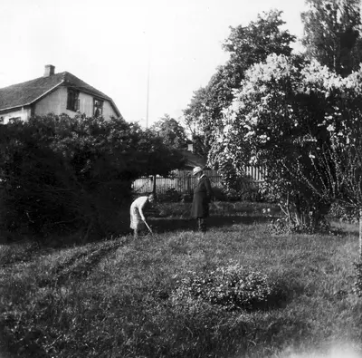 Nina Grøndahl og Otto Aamodt i hagen.