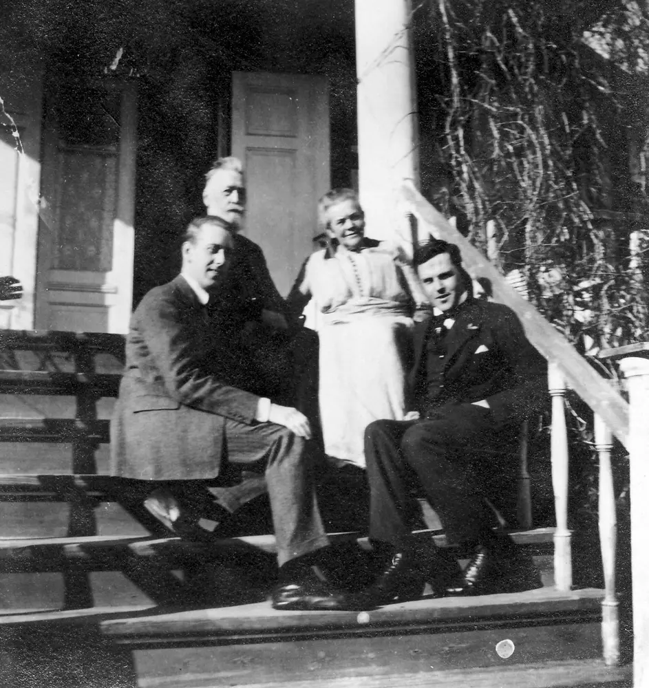 Otto, Marie, Otto jr. og Harald på trappa til Aamodtgården.