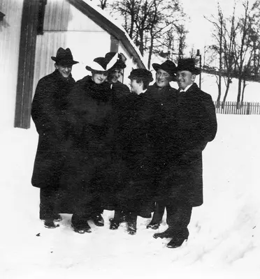 Bjarne, Maggen, Bull, Harald, Nina, Paul og Finn utenfor Aamodtgården.