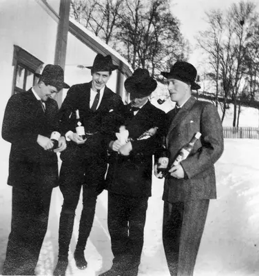 Bjarne, Otto jr., Finn og Paul utenfor Aamodtgården.