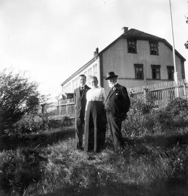 Harald, Marie og Otto Aamodt foran Aamodtgården.
