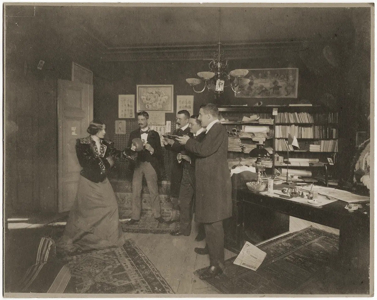 Cléo de Mérode iförd boxningshandskar på Söndags-Nisses redaktion 1903.