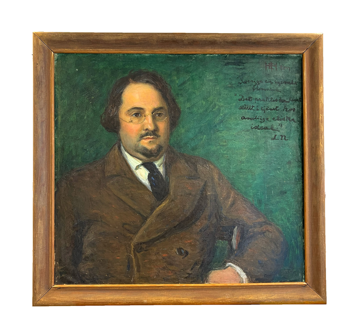 Porträtt av författaren Ludvig (Lubbe) Nordström. Som ung, bröstbild, vänd åt höger, huvudet i fjärdedelsprofil åt höger, bruna ögon, blicken till höger, långt mörkt hår, mustascher samt hakskägg, fylligt ansikte. Han bär glasögon, mörkbrun knäppt rock, vit skjorta, mörk slips. Grön bakgrund. Ram: 5 cm, hålkälad, bronsfärgad. I bakgrunden står texten: "Sverig en lysande framtid. Det praktiska livet ställt i tjänst hos andliga etiska ideal. L.N."