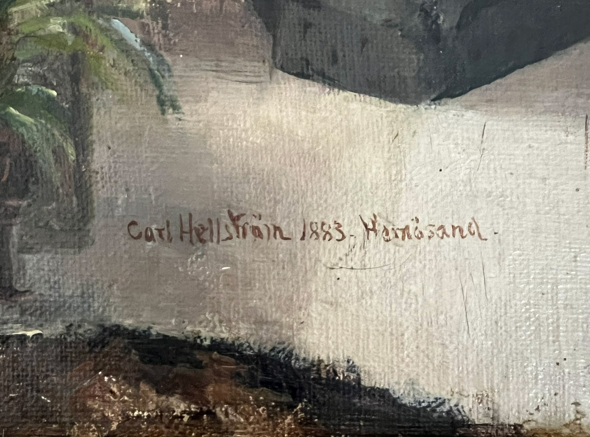 Historisk bild av en rumsinteriör. På golvet ett runt bord som är täckt av en långt nedhängande brokig duk. Längst till höger en pompös plyschsoffa ovan på väggen en tavelgrupp, närmast taket en med tofsar spetsprydd hylla med prydnadsalster bredvid en dörröppning. I bakgrunden till höger en kortvägg med byrå, en stol, prydnader, tavlor. Till vänster en med dubbeldörrar försedd öppning till bakomvarande rum, till vänster därom ett väggur, en möbel, prydnader, närmast blomblad från en växt. Ram: 5,5 cm, förgylld, profilerad, 2,5 cm linneväv i inre kant.