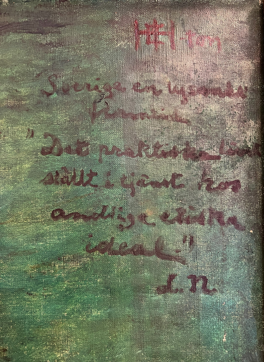 Porträtt av författaren Ludvig (Lubbe) Nordström. Som ung, bröstbild, vänd åt höger, huvudet i fjärdedelsprofil åt höger, bruna ögon, blicken till höger, långt mörkt hår, mustascher samt hakskägg, fylligt ansikte. Han bär glasögon, mörkbrun knäppt rock, vit skjorta, mörk slips. Grön bakgrund. Ram: 5 cm, hålkälad, bronsfärgad. I bakgrunden står texten: "Sverig en lysande framtid. Det praktiska livet ställt i tjänst hos andliga etiska ideal. L.N."