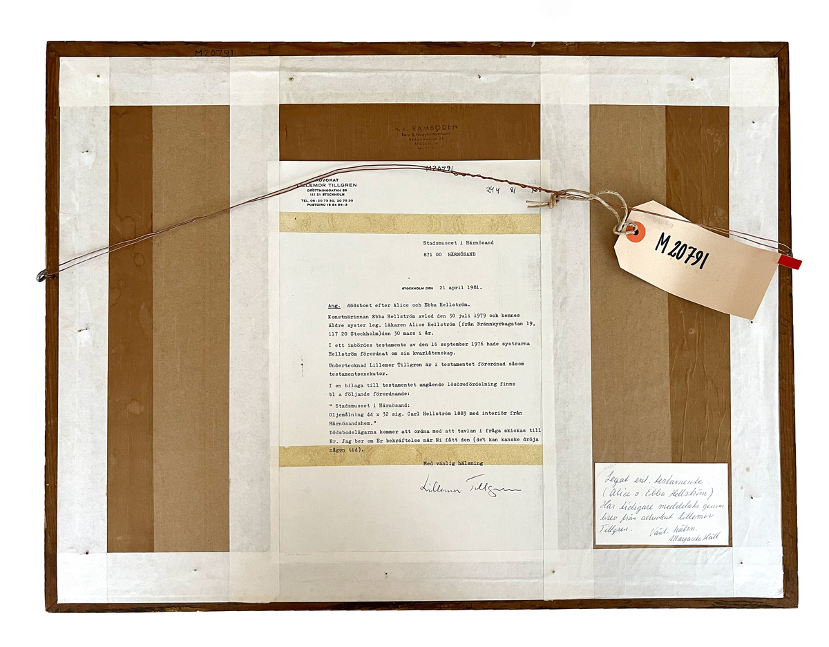 Historisk bild av en rumsinteriör. På golvet ett runt bord som är täckt av en långt nedhängande brokig duk. Längst till höger en pompös plyschsoffa ovan på väggen en tavelgrupp, närmast taket en med tofsar spetsprydd hylla med prydnadsalster bredvid en dörröppning. I bakgrunden till höger en kortvägg med byrå, en stol, prydnader, tavlor. Till vänster en med dubbeldörrar försedd öppning till bakomvarande rum, till vänster därom ett väggur, en möbel, prydnader, närmast blomblad från en växt. Ram: 5,5 cm, förgylld, profilerad, 2,5 cm linneväv i inre kant.