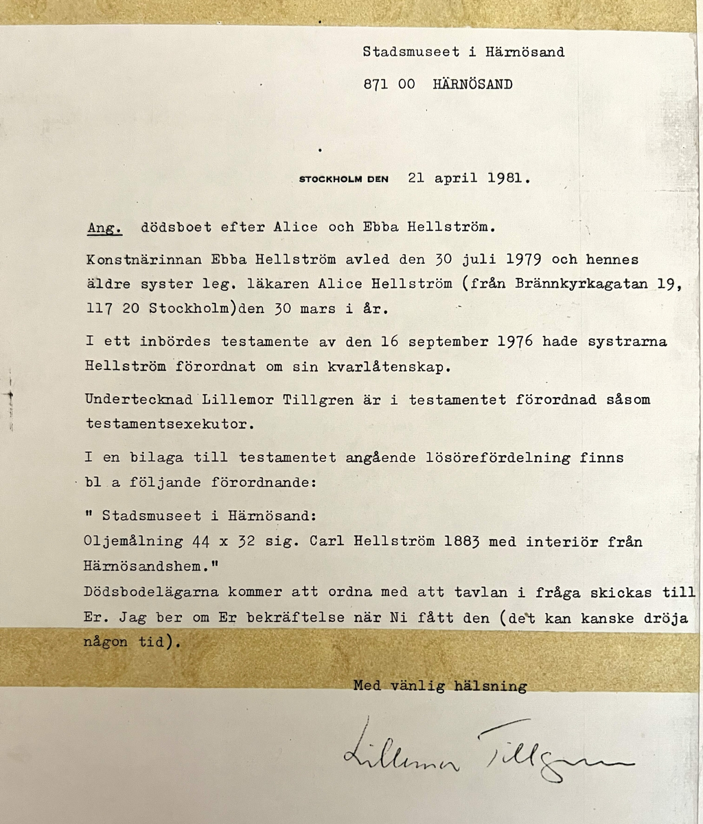 Historisk bild av en rumsinteriör. På golvet ett runt bord som är täckt av en långt nedhängande brokig duk. Längst till höger en pompös plyschsoffa ovan på väggen en tavelgrupp, närmast taket en med tofsar spetsprydd hylla med prydnadsalster bredvid en dörröppning. I bakgrunden till höger en kortvägg med byrå, en stol, prydnader, tavlor. Till vänster en med dubbeldörrar försedd öppning till bakomvarande rum, till vänster därom ett väggur, en möbel, prydnader, närmast blomblad från en växt. Ram: 5,5 cm, förgylld, profilerad, 2,5 cm linneväv i inre kant.