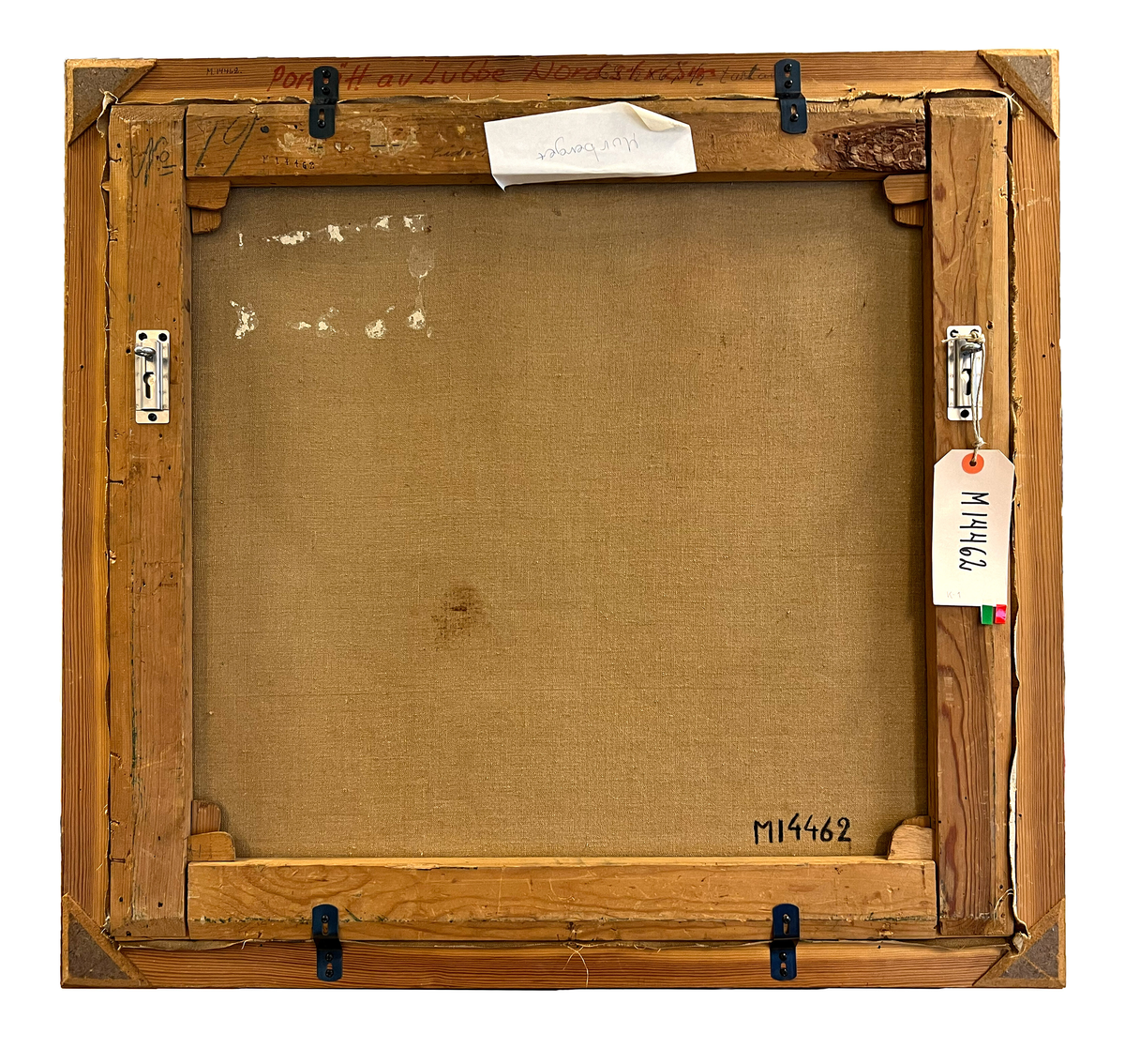 Porträtt av författaren Ludvig (Lubbe) Nordström. Som ung, bröstbild, vänd åt höger, huvudet i fjärdedelsprofil åt höger, bruna ögon, blicken till höger, långt mörkt hår, mustascher samt hakskägg, fylligt ansikte. Han bär glasögon, mörkbrun knäppt rock, vit skjorta, mörk slips. Grön bakgrund. Ram: 5 cm, hålkälad, bronsfärgad. I bakgrunden står texten: "Sverig en lysande framtid. Det praktiska livet ställt i tjänst hos andliga etiska ideal. L.N."