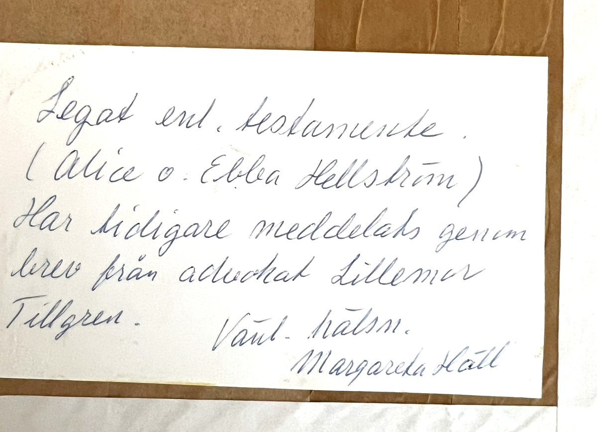 Historisk bild av en rumsinteriör. På golvet ett runt bord som är täckt av en långt nedhängande brokig duk. Längst till höger en pompös plyschsoffa ovan på väggen en tavelgrupp, närmast taket en med tofsar spetsprydd hylla med prydnadsalster bredvid en dörröppning. I bakgrunden till höger en kortvägg med byrå, en stol, prydnader, tavlor. Till vänster en med dubbeldörrar försedd öppning till bakomvarande rum, till vänster därom ett väggur, en möbel, prydnader, närmast blomblad från en växt. Ram: 5,5 cm, förgylld, profilerad, 2,5 cm linneväv i inre kant.