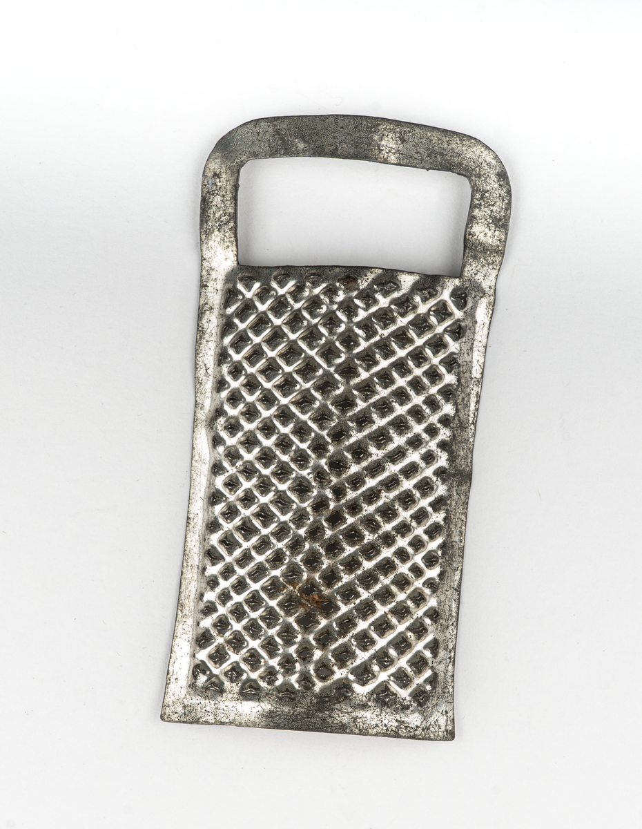 Rivjärn, 1-3, av vitmetall. En rektangulär skiva välvd.
Ytan fylld av rivtaggar. upptill ett format handtag.
1 och 2 är större än 3.

Tillhör leksakssamling GM17037a-k.