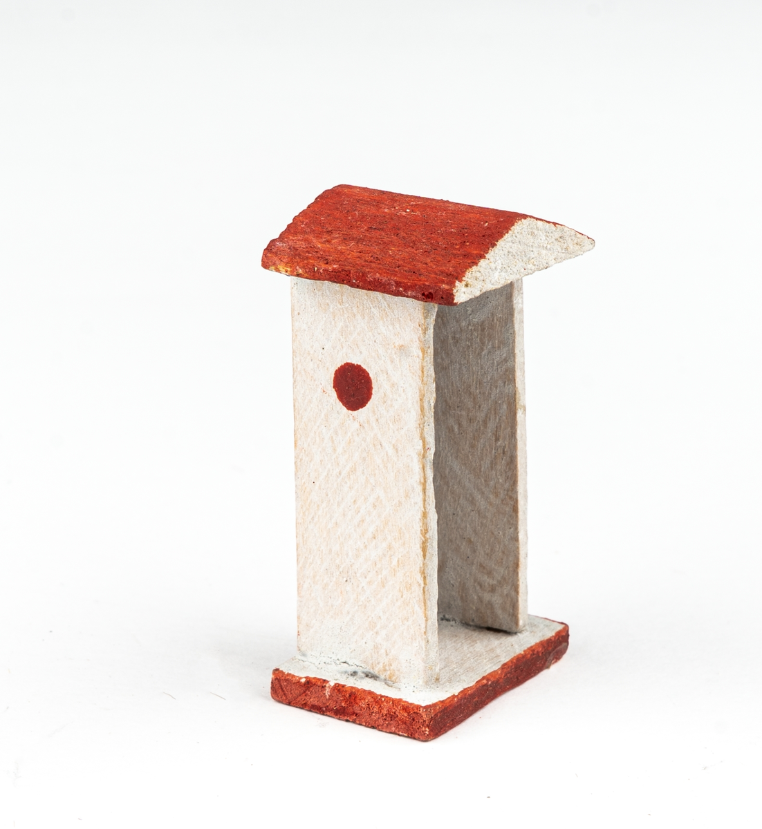 Vaktkur av trä med lös soldat. Fyra kurar, 20 soldater. Kuren ljusgrå med rödbrunt sadeltak och fotplatta med brun kant. På sidorna rund röd fläck markerande fönsterglugg. Soldaten i grå uniform med vita knappar, "rundkullig" hjälm och bruna stövlar. Gevär. Kurar och soldater skiljer sig något i utförandet. 2 soldater har tappat geväret, en saknar fotplatta.