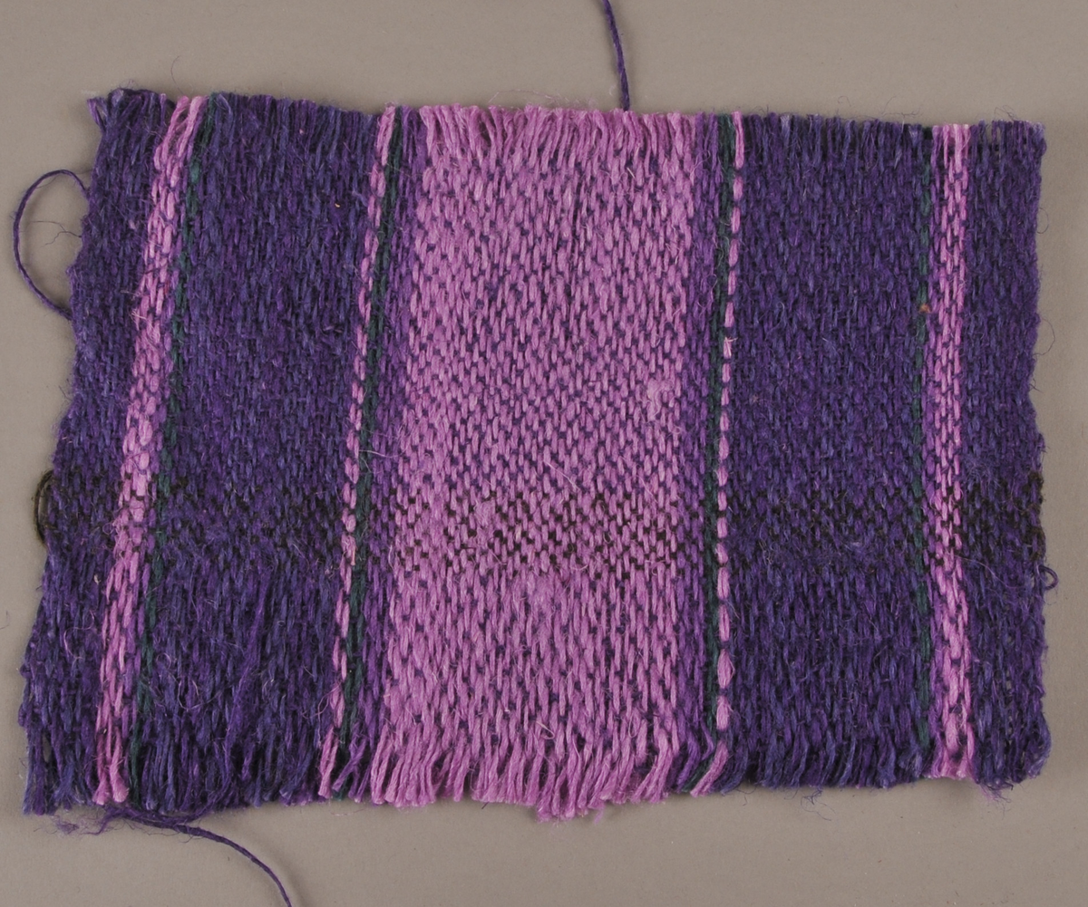 Voven stoffbit med stripemønster.Relativt grov vevnad.