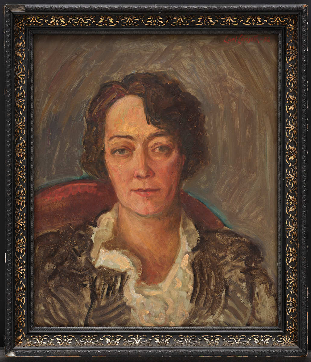 Brystportrett av kvinne, sittende på en stol.