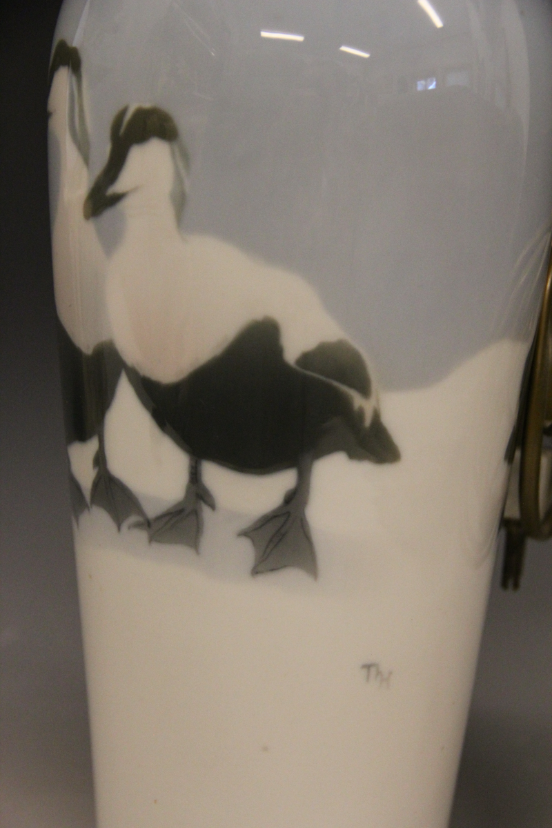 Stående svømmefugler (alker?) i blått,grått,hvitt