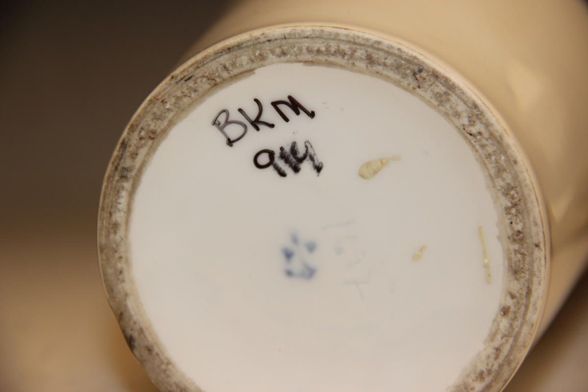 Stående svømmefugler (alker?) i blått,grått,hvitt