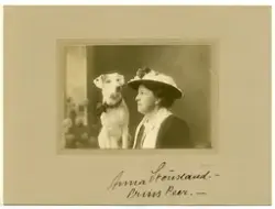 Anna Stousland med hunden Prins Peer

Påskrift:

Anna Stousl