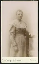 ukjent kvinne, gravid?

Hun er kledd i kjole med stor blonde