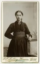 Ukjent kvinne i bunad, ca. tidlig 1890-tallet

Visittkortpor