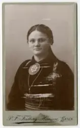 Ukjent kvinne i bunad, ca. tidlig 1890-tallet

Visittkortpor