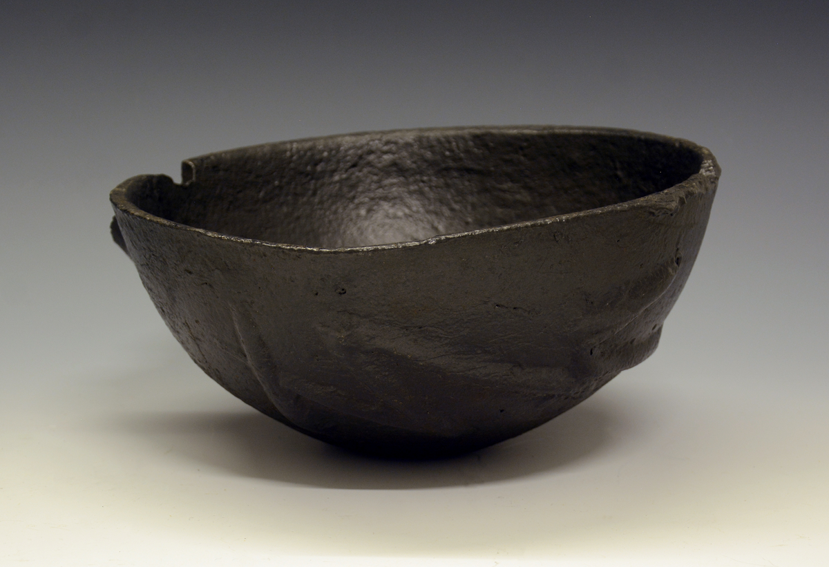 Malmgryte, eller muligens smeltedigel, med avbrekket skaft. Fundet 2 fod dypt ved rydning, av Tov Mikkelsen Tveit i Kvitseid.