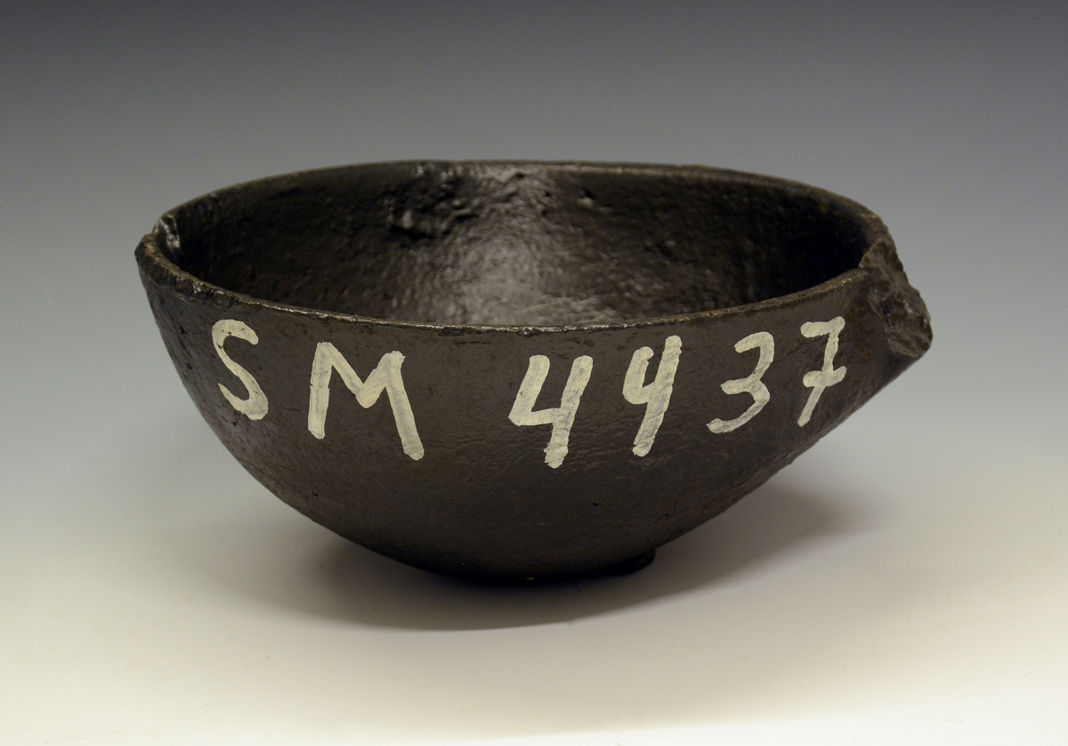 Malmgryte, eller muligens smeltedigel, med avbrekket skaft. Fundet 2 fod dypt ved rydning, av Tov Mikkelsen Tveit i Kvitseid.