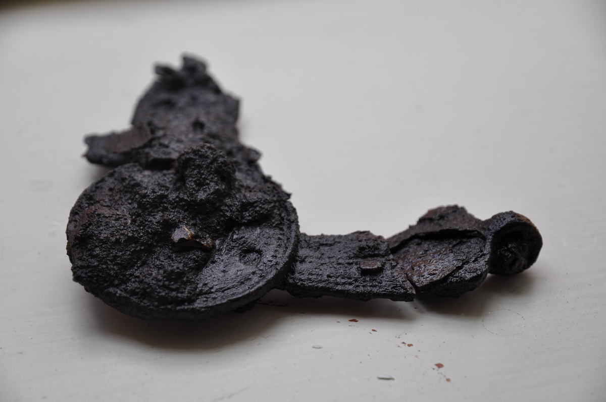 Gravmaterial i form av hästutrustning och nyckel i järn. Materialet är konserverat.
Totalt utgörs fyndet av 19 metallföremål och fragment bland annat beslag, bett och sölja.