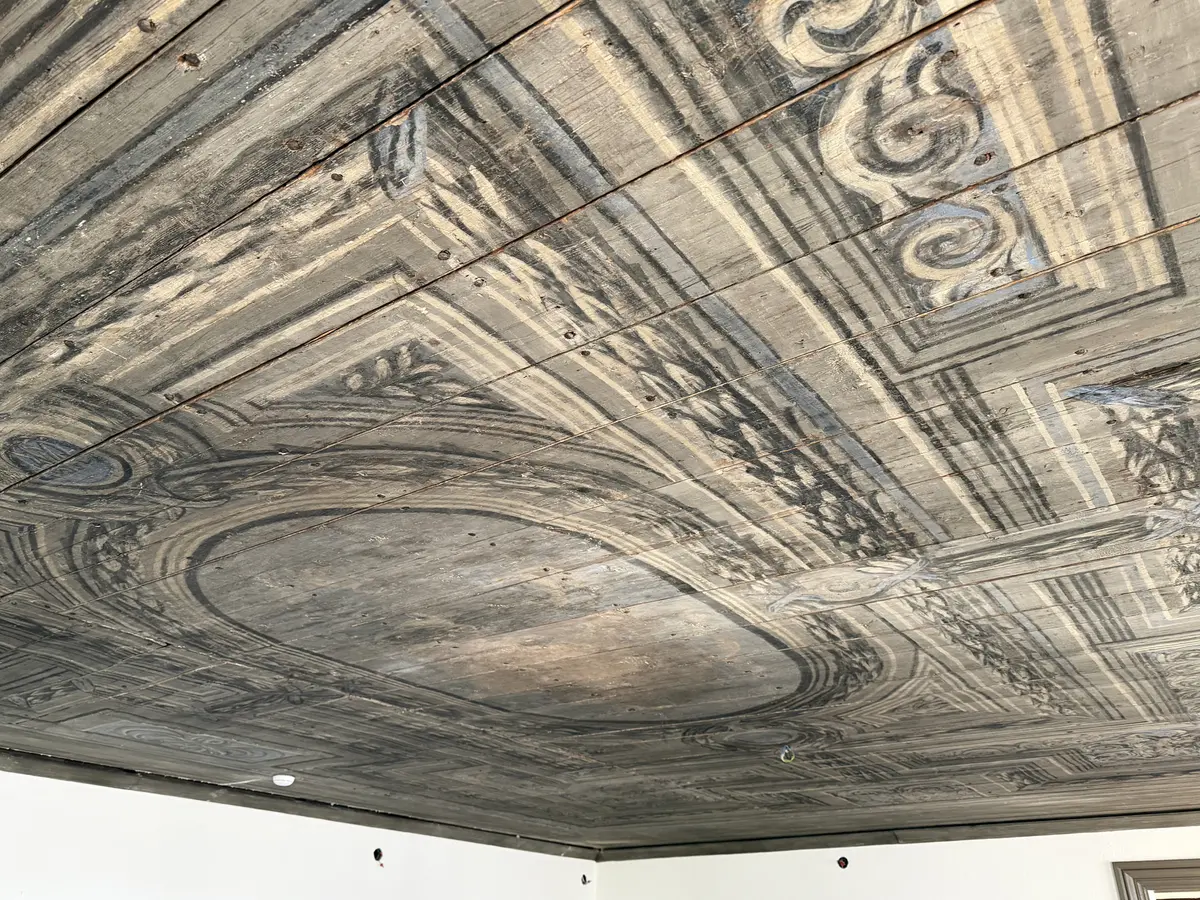 Bemålat innertak från 1670-talet. Målat som ett tack med kassetter och stuckatur i geometriska former fyllda med akantusslingor och omgivna med lövklädda bårder. I mitten ett ovalt fält målat som en himmel med ett mindre runt himmelsblått fält i varje kortände. Färgskala går i svart, grått, vitt, blått och några detaljer av orangerött.

Det äldre taket är kompletterat med en senare "ram" som fyller ut det nuvarande rummets takyta. De yngre delarna är patinerade och bemålade i samma stil för att smälta in.