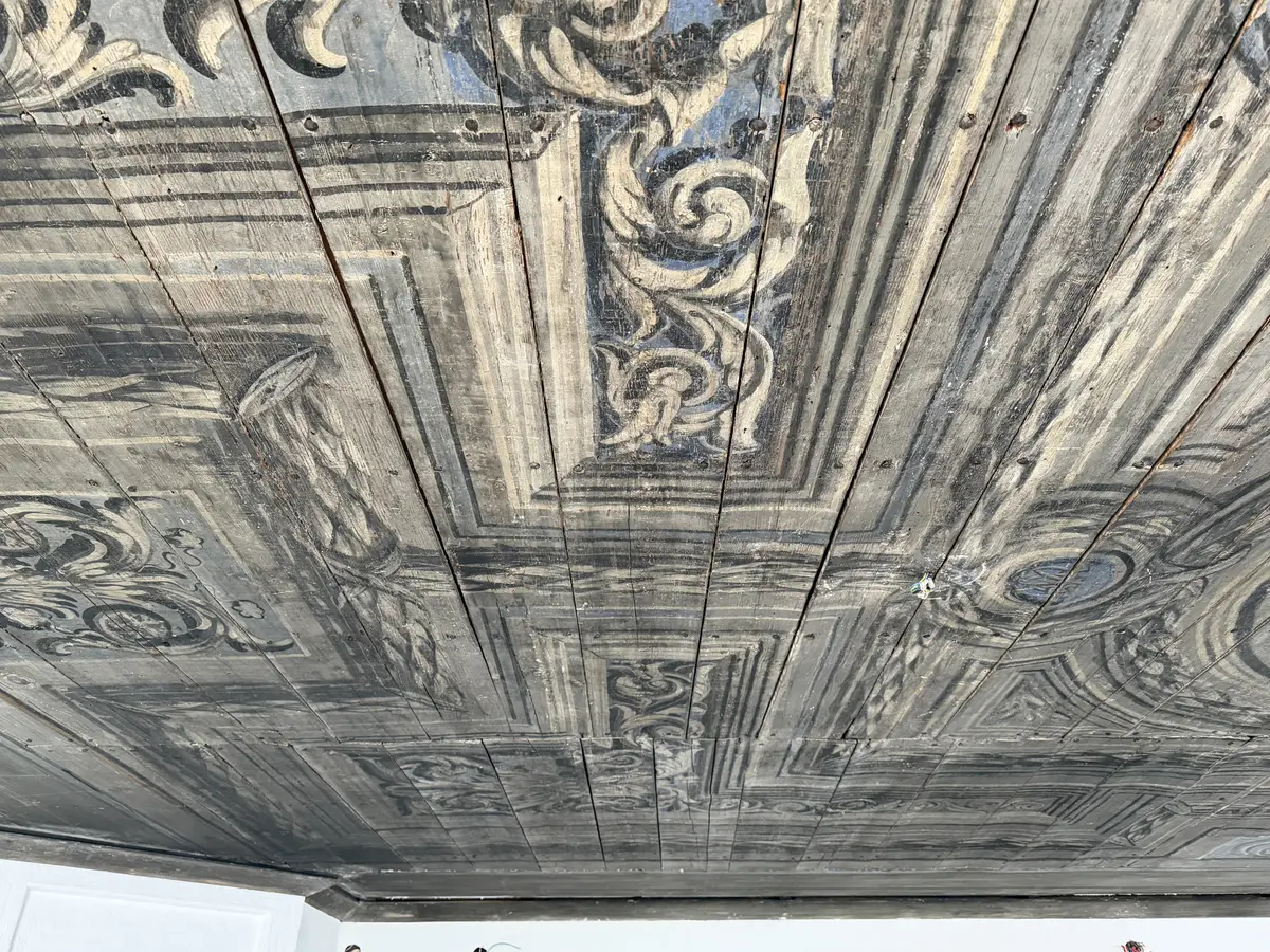 Bemålat innertak från 1670-talet. Målat som ett tack med kassetter och stuckatur i geometriska former fyllda med akantusslingor och omgivna med lövklädda bårder. I mitten ett ovalt fält målat som en himmel med ett mindre runt himmelsblått fält i varje kortände. Färgskala går i svart, grått, vitt, blått och några detaljer av orangerött.

Det äldre taket är kompletterat med en senare "ram" som fyller ut det nuvarande rummets takyta. De yngre delarna är patinerade och bemålade i samma stil för att smälta in.
