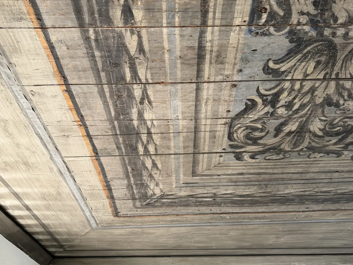 Bemålat innertak från 1670-talet. Målat som ett tack med kassetter och stuckatur i geometriska former fyllda med akantusslingor och omgivna med lövklädda bårder. I mitten ett ovalt fält målat som en himmel med ett mindre runt himmelsblått fält i varje kortände. Färgskala går i svart, grått, vitt, blått och några detaljer av orangerött.

Det äldre taket är kompletterat med en senare "ram" som fyller ut det nuvarande rummets takyta. De yngre delarna är patinerade och bemålade i samma stil för att smälta in.