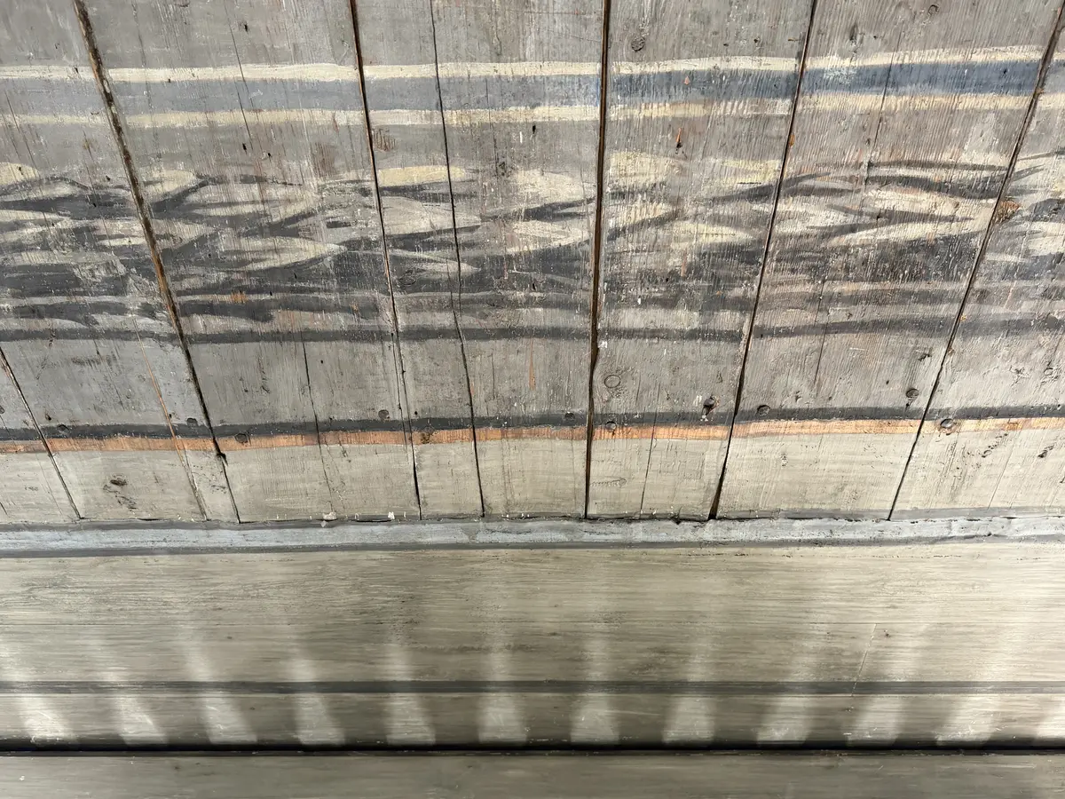 Bemålat innertak från 1670-talet. Målat som ett tack med kassetter och stuckatur i geometriska former fyllda med akantusslingor och omgivna med lövklädda bårder. I mitten ett ovalt fält målat som en himmel med ett mindre runt himmelsblått fält i varje kortände. Färgskala går i svart, grått, vitt, blått och några detaljer av orangerött.

Det äldre taket är kompletterat med en senare "ram" som fyller ut det nuvarande rummets takyta. De yngre delarna är patinerade och bemålade i samma stil för att smälta in.