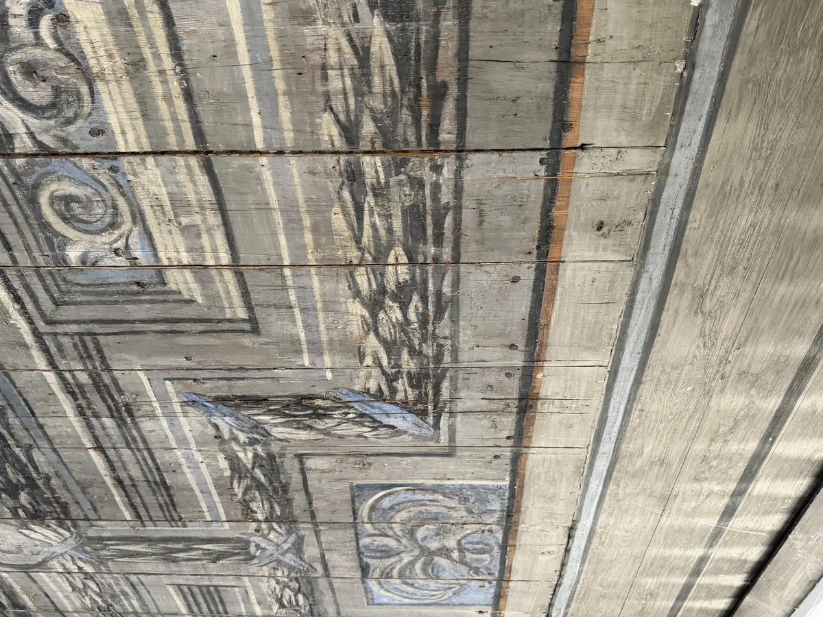Bemålat innertak från 1670-talet. Målat som ett tack med kassetter och stuckatur i geometriska former fyllda med akantusslingor och omgivna med lövklädda bårder. I mitten ett ovalt fält målat som en himmel med ett mindre runt himmelsblått fält i varje kortände. Färgskala går i svart, grått, vitt, blått och några detaljer av orangerött.

Det äldre taket är kompletterat med en senare "ram" som fyller ut det nuvarande rummets takyta. De yngre delarna är patinerade och bemålade i samma stil för att smälta in.