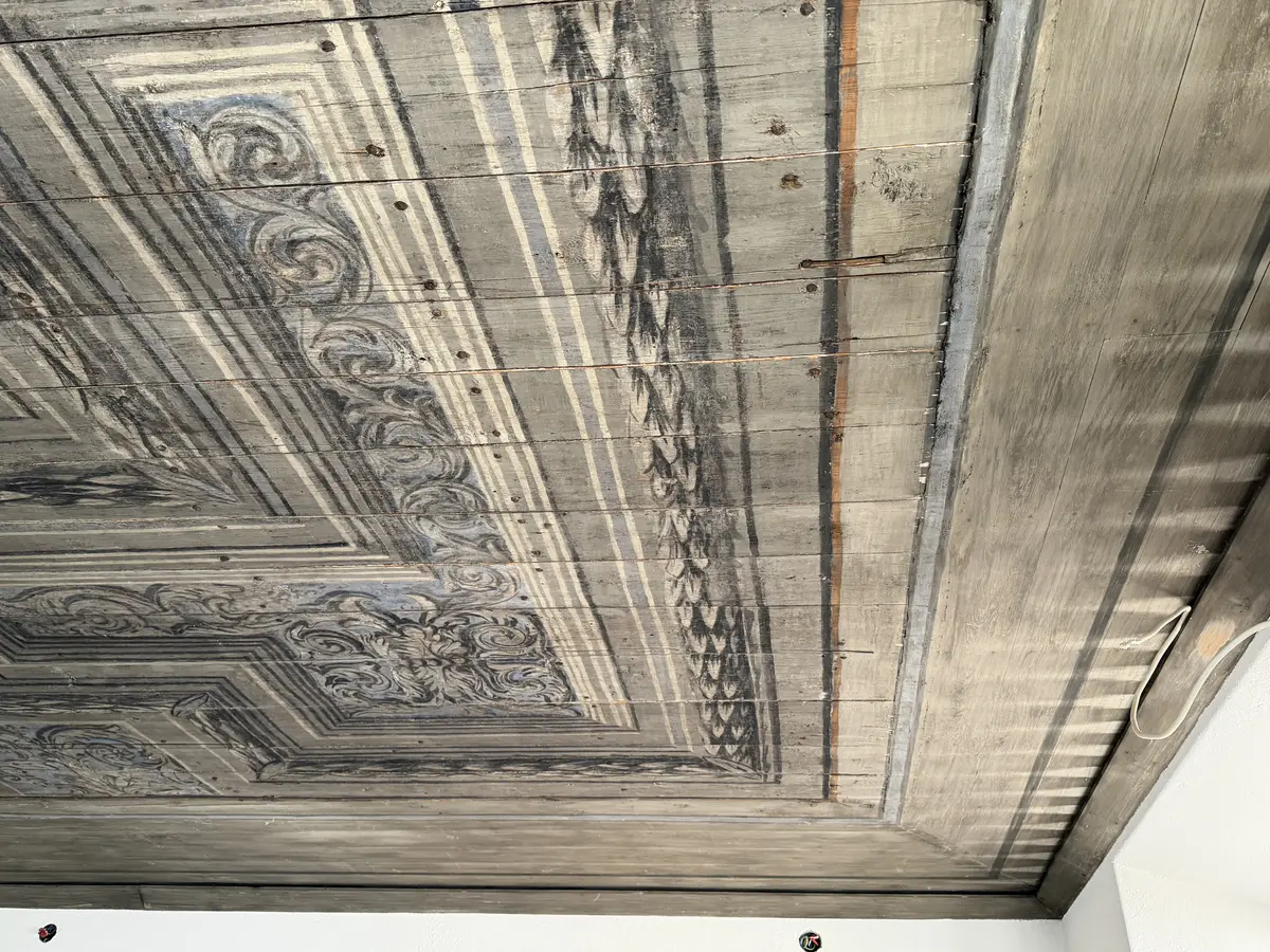 Bemålat innertak från 1670-talet. Målat som ett tack med kassetter och stuckatur i geometriska former fyllda med akantusslingor och omgivna med lövklädda bårder. I mitten ett ovalt fält målat som en himmel med ett mindre runt himmelsblått fält i varje kortände. Färgskala går i svart, grått, vitt, blått och några detaljer av orangerött.

Det äldre taket är kompletterat med en senare "ram" som fyller ut det nuvarande rummets takyta. De yngre delarna är patinerade och bemålade i samma stil för att smälta in.