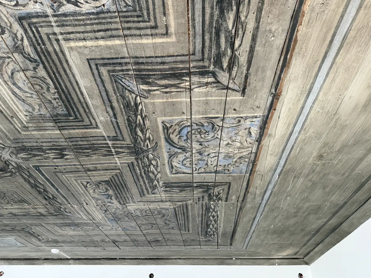 Bemålat innertak från 1670-talet. Målat som ett tack med kassetter och stuckatur i geometriska former fyllda med akantusslingor och omgivna med lövklädda bårder. I mitten ett ovalt fält målat som en himmel med ett mindre runt himmelsblått fält i varje kortände. Färgskala går i svart, grått, vitt, blått och några detaljer av orangerött.

Det äldre taket är kompletterat med en senare "ram" som fyller ut det nuvarande rummets takyta. De yngre delarna är patinerade och bemålade i samma stil för att smälta in.