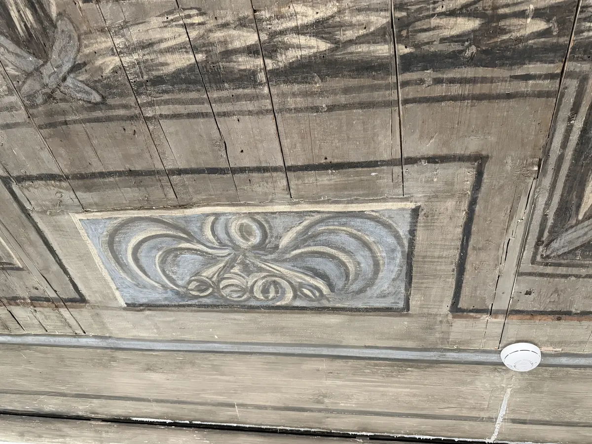 Bemålat innertak från 1670-talet. Målat som ett tack med kassetter och stuckatur i geometriska former fyllda med akantusslingor och omgivna med lövklädda bårder. I mitten ett ovalt fält målat som en himmel med ett mindre runt himmelsblått fält i varje kortände. Färgskala går i svart, grått, vitt, blått och några detaljer av orangerött.

Det äldre taket är kompletterat med en senare "ram" som fyller ut det nuvarande rummets takyta. De yngre delarna är patinerade och bemålade i samma stil för att smälta in.