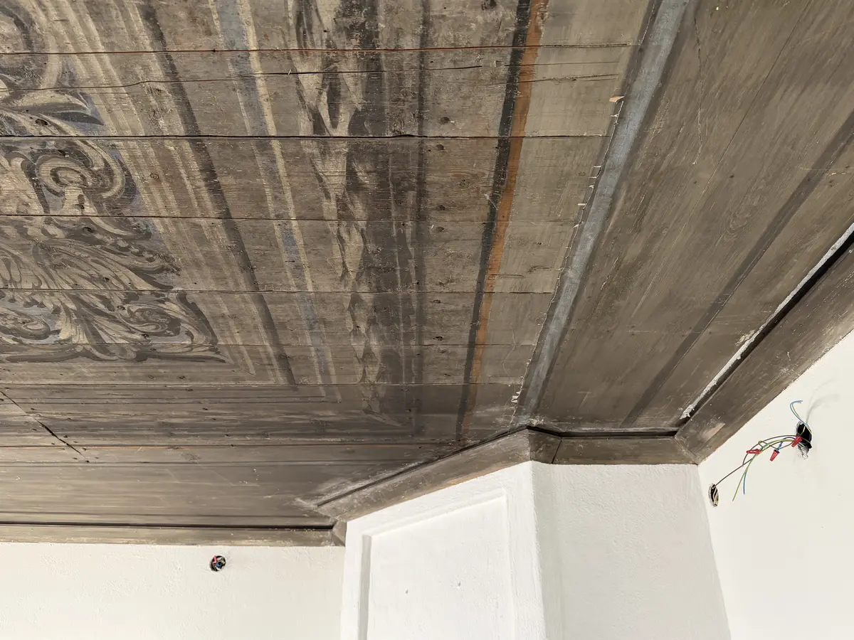 Bemålat innertak från 1670-talet. Målat som ett tack med kassetter och stuckatur i geometriska former fyllda med akantusslingor och omgivna med lövklädda bårder. I mitten ett ovalt fält målat som en himmel med ett mindre runt himmelsblått fält i varje kortände. Färgskala går i svart, grått, vitt, blått och några detaljer av orangerött.

Det äldre taket är kompletterat med en senare "ram" som fyller ut det nuvarande rummets takyta. De yngre delarna är patinerade och bemålade i samma stil för att smälta in.