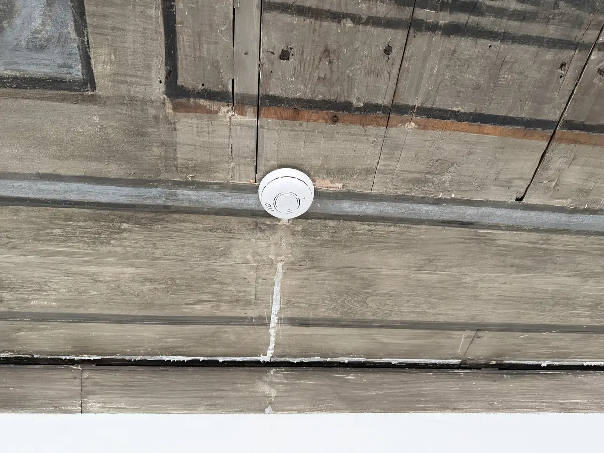 Bemålat innertak från 1670-talet. Målat som ett tack med kassetter och stuckatur i geometriska former fyllda med akantusslingor och omgivna med lövklädda bårder. I mitten ett ovalt fält målat som en himmel med ett mindre runt himmelsblått fält i varje kortände. Färgskala går i svart, grått, vitt, blått och några detaljer av orangerött.

Det äldre taket är kompletterat med en senare "ram" som fyller ut det nuvarande rummets takyta. De yngre delarna är patinerade och bemålade i samma stil för att smälta in.