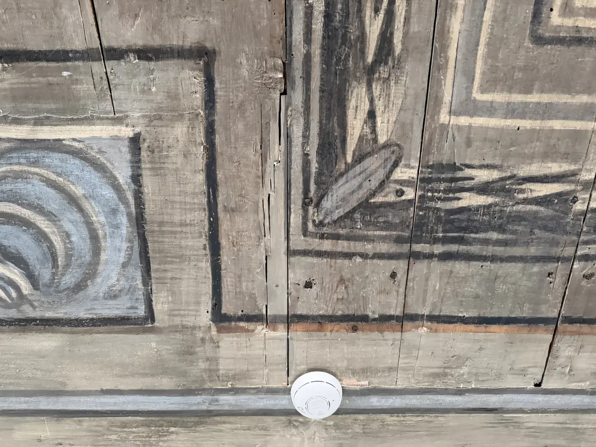 Bemålat innertak från 1670-talet. Målat som ett tack med kassetter och stuckatur i geometriska former fyllda med akantusslingor och omgivna med lövklädda bårder. I mitten ett ovalt fält målat som en himmel med ett mindre runt himmelsblått fält i varje kortände. Färgskala går i svart, grått, vitt, blått och några detaljer av orangerött.

Det äldre taket är kompletterat med en senare "ram" som fyller ut det nuvarande rummets takyta. De yngre delarna är patinerade och bemålade i samma stil för att smälta in.