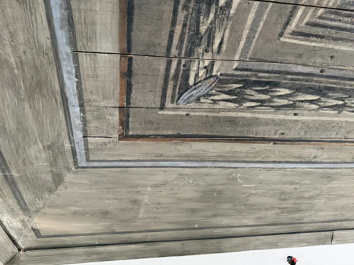 Bemålat innertak från 1670-talet. Målat som ett tack med kassetter och stuckatur i geometriska former fyllda med akantusslingor och omgivna med lövklädda bårder. I mitten ett ovalt fält målat som en himmel med ett mindre runt himmelsblått fält i varje kortände. Färgskala går i svart, grått, vitt, blått och några detaljer av orangerött.

Det äldre taket är kompletterat med en senare "ram" som fyller ut det nuvarande rummets takyta. De yngre delarna är patinerade och bemålade i samma stil för att smälta in.