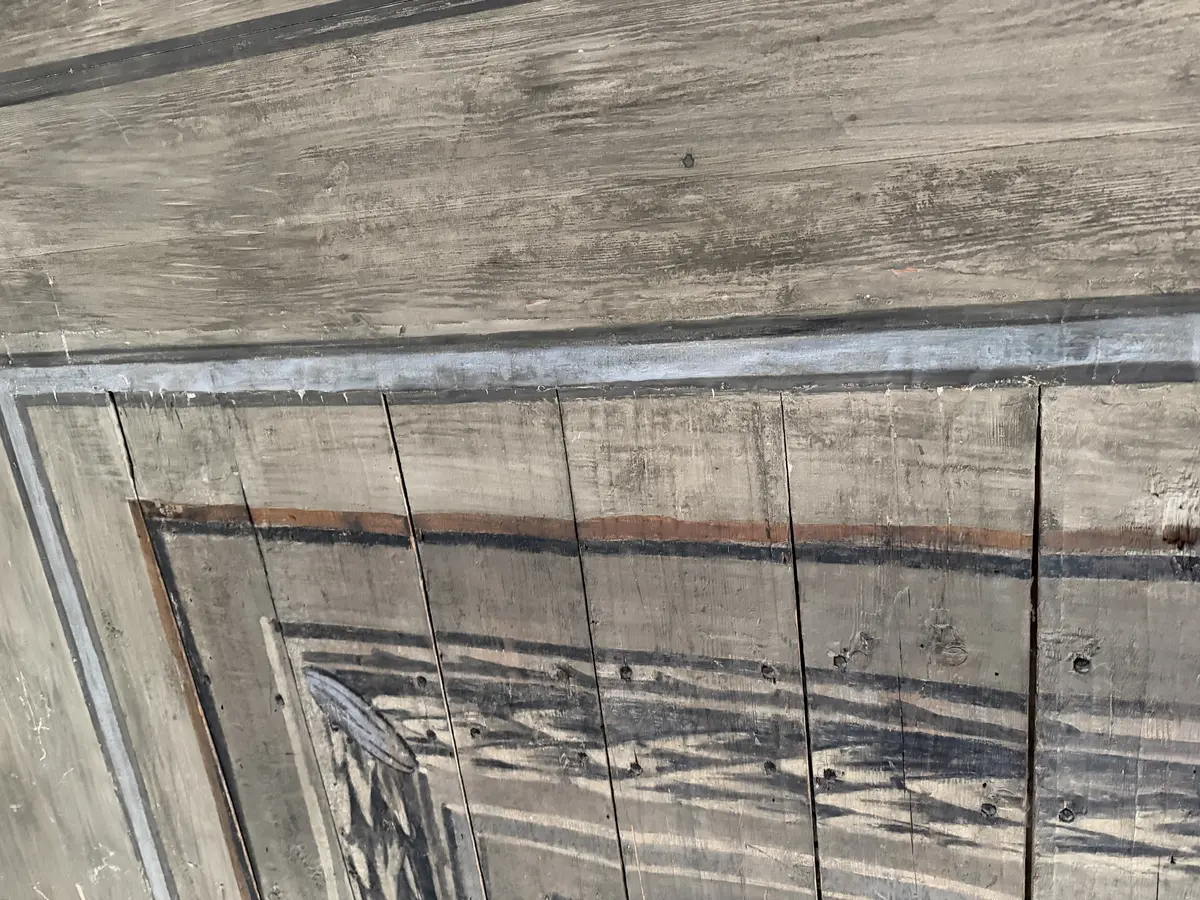 Bemålat innertak från 1670-talet. Målat som ett tack med kassetter och stuckatur i geometriska former fyllda med akantusslingor och omgivna med lövklädda bårder. I mitten ett ovalt fält målat som en himmel med ett mindre runt himmelsblått fält i varje kortände. Färgskala går i svart, grått, vitt, blått och några detaljer av orangerött.

Det äldre taket är kompletterat med en senare "ram" som fyller ut det nuvarande rummets takyta. De yngre delarna är patinerade och bemålade i samma stil för att smälta in.