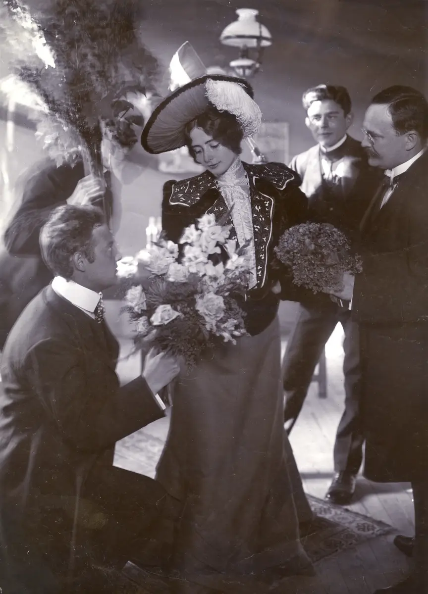 Cléo de Mérode på Söndags-Nisses redaktion 1903.